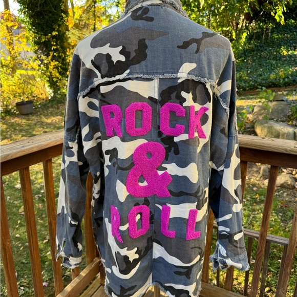 DAVI & DANI SHACKET SHIRT Slate Blue CAMO PRINT Camouflage Army Size M NWOT - Picture 2 of 10